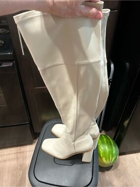New over the knee boots from Lulu’s size 8, beautiful color!